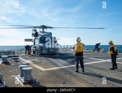 220215-N-EH998-1155 I marinai DELL'OCEANO ATLANTICO (15,2022 febbraio) assegnati al cacciatorpediniere missilistico guidato USS Farragut (DDG 99), conducono i quarti di volo mentre sono in corso per il Surface Warfare Advanced Tactical Training (SWATT). Farragut fa parte di Destroyer Squadron (DESRON) 26 che supporta Carrier Strike Group (CSG) 10. SWATT è guidata dal Naval Surface and Mine Warfighting Development Center (SMWDC) ed è progettata per aumentare la competenza, la letalità e l'interoperabilità delle unità partecipanti. Foto Stock