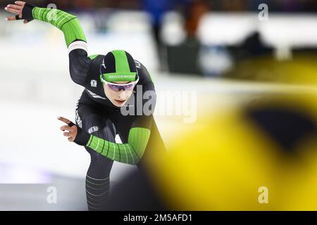 HERENVEEN - Femke Kok in azione sui 1000 metri contro Jutta Leerdam durante la prima giornata della NK Sprint. ANP VINCENT JANNINK Foto Stock