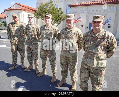 690th Cyberspace Control Squadron scatta foto allo Squadron il 15 febbraio 2022 a Port San Antonio, Texas. Foto Stock