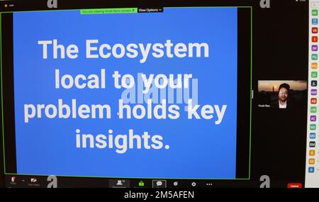 Vivek Rao, uno dei due istruttori e docente e ricercatore presso la Haas School of Business e il College of Engineering di UC-Berkeley, partecipa virtualmente al primo Bootcamp della National Security Innovation Network della 63rd Readiness Division, il 15 febbraio, 2022 presso il centro della riserva delle forze armate di James Witkowski a Mountain View, California Il workshop organizzato dal 63rd RD, dal 14 al 17 febbraio 2022 e dal 23 al 24 febbraio 2022, è stato progettato per affrontare e creare soluzioni innovative alla sfida dell'unità: “Come possiamo fornire un servizio clienti migliore ai nostri clienti rivolgendosi al personale, su Foto Stock