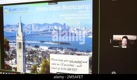 Vivek Rao, uno dei due istruttori e docente e ricercatore presso la Haas School of Business e il College of Engineering di UC-Berkeley. Partecipa virtualmente al primo Bootcamp della National Security Innovation Network della 63rd Readiness Division, il 15 febbraio 2022 presso lo Sgt. James Witkowski Armed Forces Reserve Center di Mountain View, California. Il workshop organizzato dal 63rd RD, dal 14 al 17 febbraio 2022 e dal 23 al 24 febbraio 2022, è stato progettato per affrontare e creare soluzioni innovative alla sfida dell'unità: “Come possiamo fornire un servizio clienti migliore ai nostri clienti rivolgendosi al personale, su Foto Stock