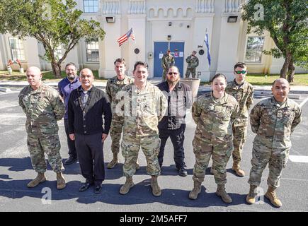 690th Cyberspace Control Squadron scatta foto allo Squadron il 15 febbraio 2022 a Port San Antonio, Texas. Foto Stock