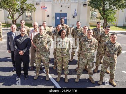 690th Cyberspace Control Squadron scatta foto allo Squadron il 15 febbraio 2022 a Port San Antonio, Texas. Foto Stock