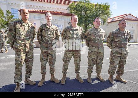 690th Cyberspace Control Squadron scatta foto allo Squadron il 15 febbraio 2022 a Port San Antonio, Texas. Foto Stock