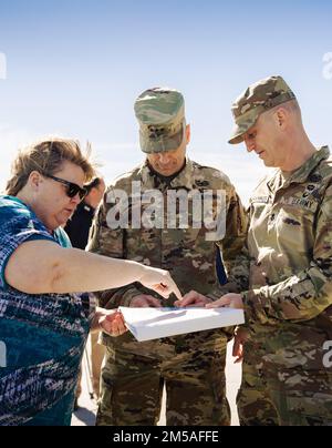 Lisa Metheney (a sinistra), il capo civile del distretto di Charleston, e il co. Andrew Johannes (a destra), comandante del distretto di Charleston, si occupano dei documenti con il Gen. Scott Spellmon, 55th capo degli ingegneri e comandante generale degli Stati Uniti Esercito corpo di ingegneri. Foto Stock