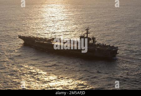 MAR DELLE FILIPPINE (Feb 16, 2022) il vettore aereo di classe Nimitz USS Abraham Lincoln (CVN 72), l'incrociatore missilistico guidato di classe Ticonderoga USS Mobile Bay (CG 53) e l'cacciatorpediniere missilistico guidato di classe Arleigh Burke USS Spruance (DDG 111) salgono in formazione con il cacciatorpediniere di classe Murasame JS-Hatazuma 105 e JD-Hatauma Hataze (TV [nave di addestramento] 3520) durante l'esercitazione Jungle Warfare 2022 (JWX 22). JWX 22 è un esercizio di formazione su larga scala incentrato sull'utilizzo delle capacità integrate di partner congiunti e alleati per rafforzare i premi di tutti i domini Foto Stock