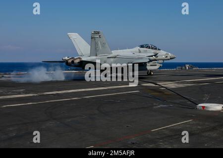 MARE DELLE FILIPPINE (16 febbraio 2022) un EA-18G Growler, assegnato ai 'Wizards' di Electronic Attack Squadron (VAQ) 133, fa un atterraggio arrestato sul ponte di volo della portaerei di classe Nimitz USS Abraham Lincoln (CVN 72) a sostegno di Jungle Warfare Exercise 22 (JWX 22) in Okinawa, Giappone. JWX 22 è un'esercitazione di formazione sul campo su larga scala incentrata sull'utilizzo delle capacità integrate di partner congiunti e alleati per rafforzare la consapevolezza, la manovra e gli incendi in tutti i settori in un ambiente marittimo distribuito. Foto Stock