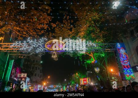 Kolkata, Bengala Occidentale, India - 25.12.2018 : Celebrazione di Natale da parte di un pubblico giovane entusiasta in una strada del parco illuminata e decorata con luci. Foto Stock