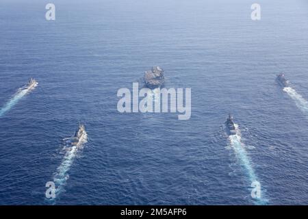 MAR DELLE FILIPPINE (Feb 16, 2022) il vettore aereo di classe Nimitz USS Abraham Lincoln (CVN 72), l'incrociatore missilistico guidato di classe Ticonderoga USS Mobile Bay (CG 53) e l'cacciatorpediniere missilistico guidato di classe Arleigh Burke USS Spruance (DDG 111) salgono in formazione con il cacciatorpediniere di classe Murasame JS-Hatazuma 105 e JD-Hatauma Hataze (TV [nave di addestramento] 3520) durante l'esercitazione Jungle Warfare 2022 (JWX 22). JWX 22 è un esercizio di formazione su larga scala incentrato sull'utilizzo delle capacità integrate di partner congiunti e alleati per rafforzare i premi di tutti i domini Foto Stock