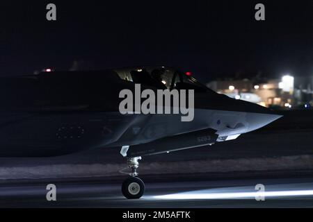 F-35A gli aerei Lightning II del 34th Fighter Squadron, 388th Fighter Wing, Hill Air Force base, Utah partono dalla Vermont Air National Guard base a South Burlington, VT, 16 febbraio 2022. Questi dispiegamenti sono stati condotti in pieno coordinamento con le nazioni ospitanti e le autorità militari della NATO, e sebbene di natura temporanea, sono misure prudenti per aumentare la disponibilità e rafforzare la difesa collettiva dei NATO durante questo periodo di incertezza. Foto Stock