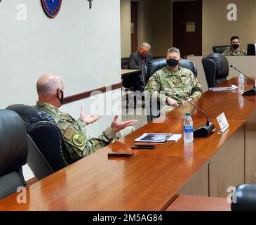 STATI UNITI Esercito Brig. Il generale Stanley E. Budraitis, vice comandante negli Stati Uniti Il Centro di Eccellenza dell'Aviazione militare, fornisce un briefing di panoramica dell'USAACE al Gen. John P. Hronek II, l'Adjutant Generale del Montana, che serve come comandante della Guardia Nazionale del Montana e direttore del Dipartimento degli Affari militari, durante una visita al sito di Fort Rucker, Ala, 16 febbraio 2022. Foto Stock