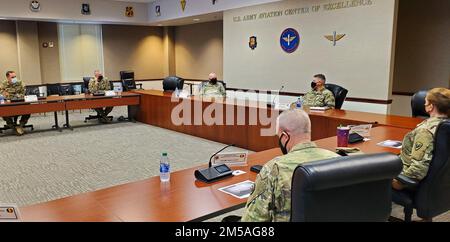 STATI UNITI Esercito Brig. Il generale Stanley E. Budraitis, vice comandante negli Stati Uniti Il Centro di Eccellenza dell'Aviazione militare, fornisce un briefing di panoramica dell'USAACE al Gen. John P. Hronek II, l'Adjutant Generale del Montana, che serve come comandante della Guardia Nazionale del Montana e direttore del Dipartimento degli Affari militari, durante una visita al sito di Fort Rucker, Alah. 16 febbraio 2022. Foto Stock