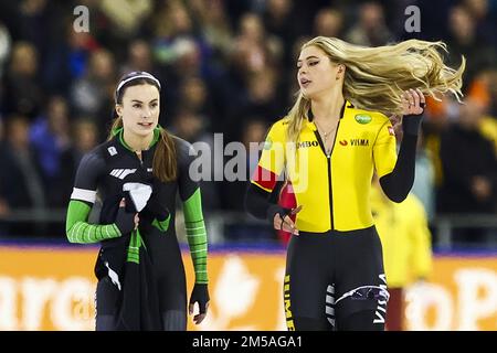 HERENVEEN - Femke Kok e Jutta Leerdam (lr) dopo i 1000 metri durante il primo giorno della NK Sprint. ANP VINCENT JANNINK Foto Stock