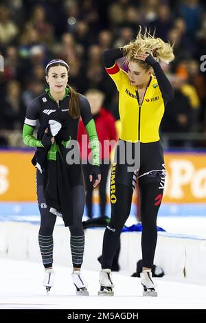 HERENVEEN - Femke Kok e Jutta Leerdam (lr) dopo i 1000 metri durante il primo giorno della NK Sprint. ANP VINCENT JANNINK olanda fuori - belgio fuori Foto Stock