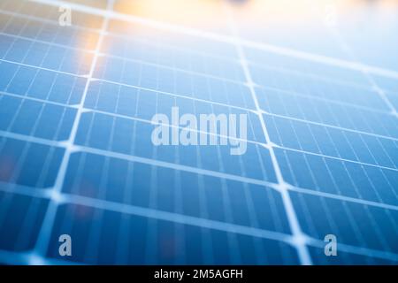 Primo piano di pannelli solari con alcuni riflessi Foto Stock