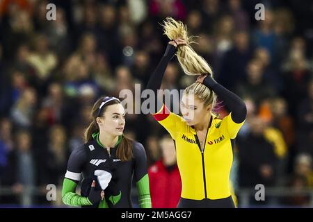 HERENVEEN - Femke Kok e Jutta Leerdam (lr) dopo i 1000 metri durante il primo giorno della NK Sprint. ANP VINCENT JANNINK olanda fuori - belgio fuori Foto Stock