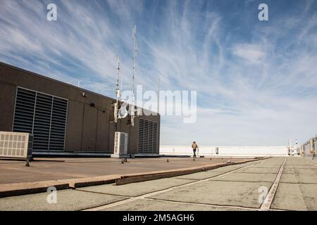 Un controller di combattimento Special Tactics con lo Squadrone Special Tactics (STS) 125th, Oregon Air National Guard, comunica le informazioni di targeting in una radio durante un allenamento a Oklahoma City, 12 gennaio 2022. Il 125th STS si è addestrato con l'aiuto dei membri con il 137th Special Operations Wing (SOW) che agisce come forze di opposizione durante gli scenari che hanno richiesto ai controllori di monitorare il loro movimento, coordinando una pila di aeromobili che era composta da un 137th SOW MC-12W e un AC-130J Ghostrider assegnato a. Base dell'aeronautica militare di Cannon, New Mexico. Foto Stock