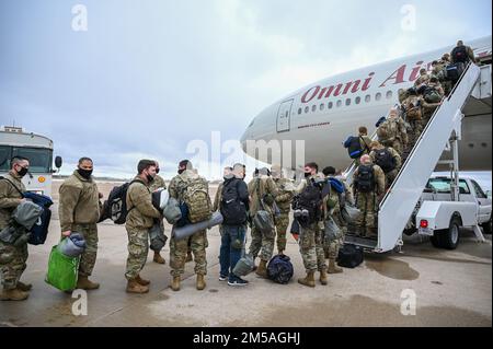 Gli aerei di Active Duty 388th e Reserve 419th Fighter Wing partono dalla base dell'aeronautica militare di Hill, Utah, 16 febbraio 2022, per schierarsi alla base aerea di Spangdahlem, Germania, per rafforzare la prontezza e migliorare la posizione difensiva collettiva della NATO. Le ali da combattimento sono le prime unità F-35A dell'Air Force in grado di combattere. Foto Stock