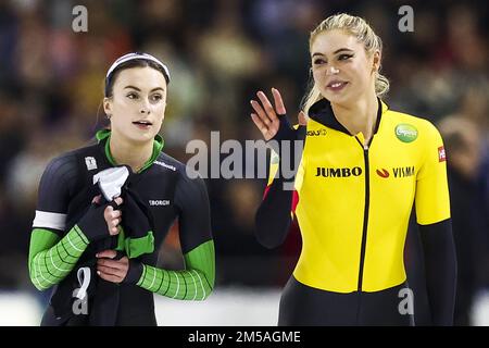 HERENVEEN - Femke Kok e Jutta Leerdam (lr) dopo i 1000 metri durante il primo giorno della NK Sprint. ANP VINCENT JANNINK olanda fuori - belgio fuori Foto Stock