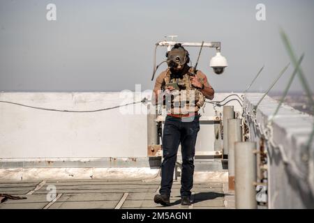 Un controller di combattimento Special Tactics con lo Squadrone Special Tactics (STS) 125th, Oregon Air National Guard, comunica le informazioni di targeting in una radio durante un allenamento a Oklahoma City, 12 gennaio 2022. Il 125th STS si è addestrato con l'aiuto dei membri con il 137th Special Operations Wing (SOW) che agisce come forze di opposizione durante gli scenari che hanno richiesto ai controllori di monitorare il loro movimento, coordinando una pila di aeromobili che era composta da un 137th SOW MC-12W e un AC-130J Ghostrider assegnato a. Base dell'aeronautica militare di Cannon, New Mexico. Foto Stock