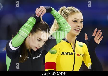 HERENVEEN - Femke Kok e Jutta Leerdam (lr) dopo i 1000 metri durante il primo giorno della NK Sprint. ANP VINCENT JANNINK Foto Stock