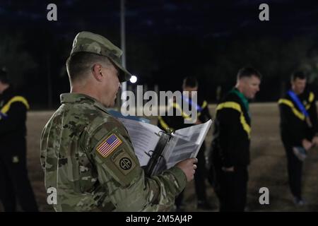 1st Classe Timothy Kelley, avvocato vittima con la 110th Aviation Brigade Headquarters and Headquarters Company, legge dal Field Testing Manual per brevi soldati HHC che preparano per l'Army Combat Fitness Test a Fort Rucker, Alabama, 16 febbraio 2022. Foto Stock