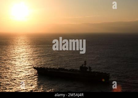 MAR DELLE FILIPPINE (Feb 16, 2022) il vettore aereo di classe Nimitz USS Abraham Lincoln (CVN 72), l'incrociatore missilistico guidato di classe Ticonderoga USS Mobile Bay (CG 53) e l'cacciatorpediniere missilistico guidato di classe Arleigh Burke USS Spruance (DDG 111) salgono in formazione con il cacciatorpediniere di classe Murasame JS-Hatazuma 105 e JD-Hatauma Hataze (TV [nave di addestramento] 3520) durante l'esercitazione Jungle Warfare 2022 (JWX 22). JWX 22 è un esercizio di formazione su larga scala incentrato sull'utilizzo delle capacità integrate di partner congiunti e alleati per rafforzare i premi di tutti i domini Foto Stock