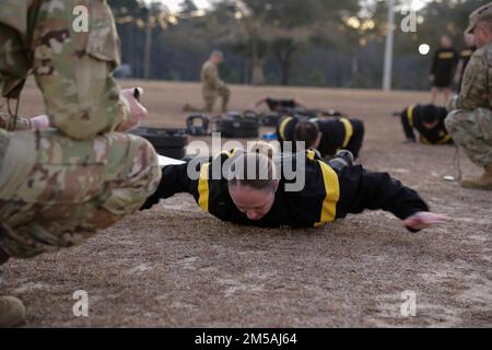1st Marion Currie, staff Brigade assegnato a 110th Aviation Brigade Headquarters and Headquarters Company, completa l'evento di rilascio delle mani Push-UPS dell'Army Combat Fitness Test il 16 febbraio 2022 a Fort Rucker, Alabama. Foto Stock