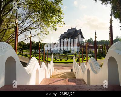 Provincia di Chiang mai, Royal Flora Ratchaphruek Park. Il tempio del Grand Pavilion (Hor Kam Luang). Chiang mai, Thailandia Foto Stock