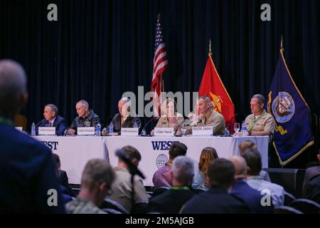 Da sinistra a destra; Stati Uniti ritirati Marina ADM. Harry B. Harris Jr., Stati Uniti Vicepresidente della Marina ADM. Roy L. Kitchener, Comandante, Naval Surface Forces e Comandante, Naval Surface Force, U. Pacific Fleet, Stati Uniti Kenneth R. Whitesell, comandante, Naval Air Forces, Stati Uniti Pacific Fleet, Stati Uniti Kelly Aeschbach, comandante, Naval Information Forces, Stati Uniti Heckl, comandante generale, comando per lo sviluppo dei combattimenti del corpo marino e vice comandante per lo sviluppo e l'integrazione dei combattimenti, e gli Stati Uniti Navy Rear ADM. Jeffrey T. Jablon, Comandante, Submarine Force, USA PA Foto Stock