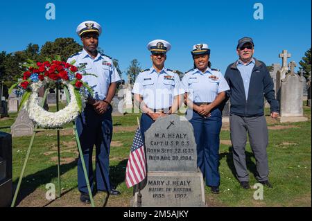 Da sinistra, il Chief Warrant Officer della Guardia Costiera Sheldon Williams, il Lt. Joseph Delvalle, il Lt. J.G. Russia Roland e la Guardia Costiera storico David Rosen posa per foto di gruppo al Capitano Micheal A. Healy cerimonia di deposizione della corona nel cimitero della Santa Croce a Colma, California, 16 febbraio 2022. Healy si ritirò nel 1904 all'età di pensionamento obbligatoria di 64 anni e morì un anno dopo. Foto Stock