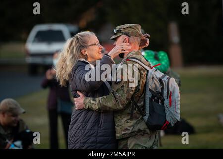 STATI UNITI Soldati dell'esercito con 3rd battaglione, 161st reggimento di fanteria "Dark Rifles", Guardia nazionale dell'esercito di Washington, tornano a casa dopo un dispiegamento di nove mesi in Polonia presso la base dell'aeronautica militare McChord, Washington, 16 febbraio 2022. I Guardsmen facevano parte del Battle Group Poland, una task force multinazionale combinata di armi che supportava la missione di presenza avanzata della NATO. Foto Stock