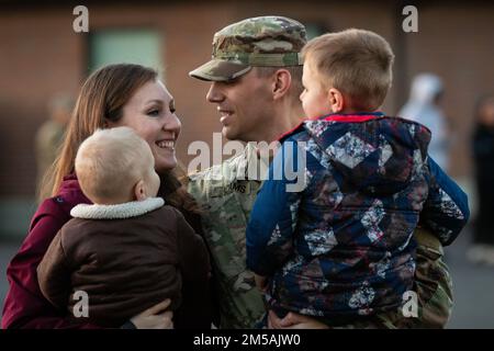 STATI UNITI Soldati dell'esercito con 3rd battaglione, 161st reggimento di fanteria "Dark Rifles", Guardia nazionale dell'esercito di Washington, tornano a casa dopo un dispiegamento di nove mesi in Polonia presso la base dell'aeronautica militare McChord, Washington, 16 febbraio 2022. I Guardsmen facevano parte del Battle Group Poland, una task force multinazionale combinata di armi che supportava la missione di presenza avanzata della NATO. Foto Stock