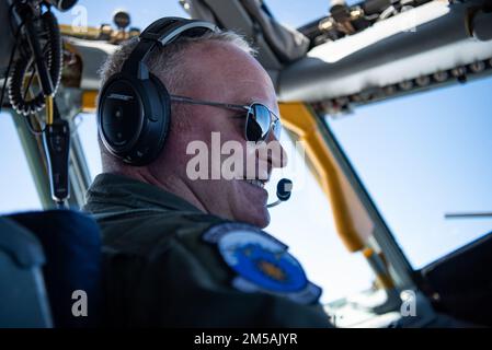 STATI UNITI Ronald Schochenmaier, vice comandante 18th Wing, pilota un US Air Force KC-135 Stratotanker, assegnato al 909th Air Refuelling Squadron, durante una missione di addestramento di rifornimento congiunto sull'Oceano Pacifico, 16 febbraio 2022. Lo Squadrone di rifornimento aereo 909th svolge un ruolo fondamentale nel garantire che la missione sia compiuta, consentendo il rifornimento aria-aria che elimina la necessità di un aereo per atterrare o tornare alla base per il rifornimento. Foto Stock