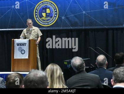 Michael Vernazza, comandante Naval Information Warfighting Development Center (NIWDC) parla al primo giorno degli Stati Uniti Navy Information Warfare (IW) Pavilion speaker la serie del 16 febbraio. NIWDC ottimizza Information Warfare (IW) fornendo competenze di pianificazione IW a comandanti, centri e celle di guerra e attraverso tattiche, tecniche e procedure avanzate nelle aree di missione assegnate alle singole unità, integrate o avanzate, e livelli congiunti. La conferenza West 2022 è la prima conferenza ed esposizione navale della costa occidentale. West è ora nel suo 32nd anno di portare m Foto Stock