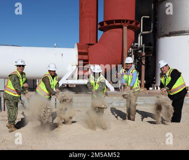 (CHINA LAKE) – i partecipanti alla cerimonia di lancio per il quindicesimo progetto di costruzione del programma di recupero del terremoto di Milcon da 2,7B milioni di dollari per le baie di lancio Skytop sulla Naval Air Weapons Station China Lake il 16 febbraio (L-R, NAWS China Lake Executive Officer CMdR. Jason Simon, direttore esecutivo della NAWCWD Daniel Carreno, amministratore delegato dell'OICC China Lake Capt. Laurie Scott, presidente/CEO della Harper Construction Company Jeff Harper e, sindaco di Ridgecrest Eric Bruen.) Foto Stock