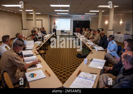 220216-N-YR571-1054 SAN DIEGO (16 febbraio 2022) Royal Australian Navy Lt. CMdR. James Dobson, coordinatore per l'esercizio Rim of the Pacific (RIMPAC) 2022, parla con la leadership senior alla Conferenza dei Comanders a bordo della base navale di Point Loma. La conferenza, che durerà una settimana, ha riunito la leadership e il personale senior di RIMPAC provenienti da sette nazioni partner RIMPAC per una pianificazione dettagliata prima della più grande attività marittima del mondo, prevista per quest'estate sia alle Hawaii che a San Diego. Questo sarà il 28th RIMPAC dall'inizio e attualmente è costituito da 27 nazioni partner con mentalità simile, co Foto Stock