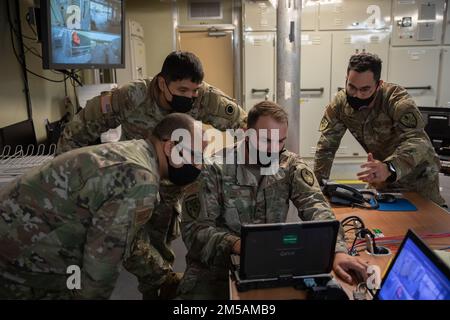 I soldati assegnati al primo corpo americano e gli Airmen assegnati al Joint Communications Support Element, eseguono controlli di comunicazione sulla città di Bismarck dell'USNS presso la base navale Guam, 16 febbraio 2022. I membri del servizio stanno testando le capacità di comunicazione per migliorare la prontezza, mostrare l'interoperabilità congiunta ed esercitare il comando di missione distribuito nel Pacifico. Foto Stock