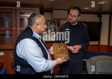 BERGEN, Norvegia (16 febbraio 2022) — il Segretario della Marina Carlos del Toro presenta una targa al CMdR norvegese. Lars Ole Høknes, comandante della HNoMS Thor Heyerdahl (F314), a bordo della nave a Bergen, Norvegia, 16 febbraio 2022. Il Segretario del Toro è in Norvegia per visitare i membri del servizio degli Stati Uniti e i leader del governo norvegese per rafforzare le relazioni bilaterali e multilaterali esistenti in materia di sicurezza tra gli Stati Uniti E la Royal Norwegian Navy. Foto Stock