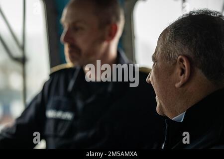 BERGEN, Norvegia (16 febbraio 2022) — il Segretario della Marina Carlos del Toro osserva le procedure di ormeggio delle navi dal pilothouse di HNoMS Thor Heyerdahl (F314) con Rune Andersen, capo della Royal Norwegian Navy, a Bergen, Norvegia, 16 febbraio 2022. Il Segretario del Toro è in Norvegia per visitare i membri del servizio degli Stati Uniti e i leader del governo norvegese per rafforzare le relazioni bilaterali e multilaterali esistenti in materia di sicurezza tra gli Stati Uniti E la Royal Norwegian Navy. Foto Stock