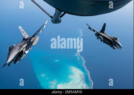 STATI UNITI Air Force F-16 Fighting Falcons assegnato alla 332d Air Expeditionary Wing pausa lontano da dietro un U.S.A. Air Force KC-135 Stratotanker assegnato al 340th Expeditionary Air Refuelling Squadron sopra il Mar Rosso, 16 febbraio 2022. L'evento Live Fly con le risorse statunitensi e regionali ha testato le capacità di distribuzione delle informazioni durante uno scenario di minaccia simulato del sistema aereo senza equipaggio, migliorando le capacità collettive di counter-UAS e aumentando la sicurezza e la stabilità del teatro. Foto Stock