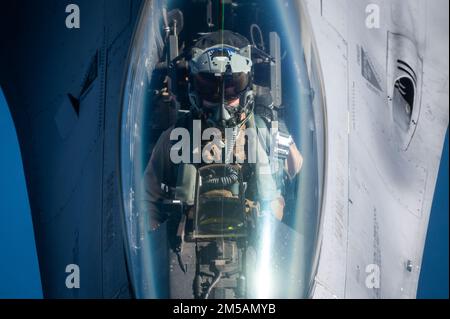 NEGLI STATI UNITI Air Force F-16 Fighting Falcon assegnato alla 332d Air Expeditionary Wing conduce il rifornimento aereo con un US Air Force KC-135 Stratotanker assegnato al 340th Expeditionary Air Refuelling Squadron sopra il Mar Rosso, 16 febbraio 2022. L'evento Live Fly con le risorse statunitensi e regionali ha testato le capacità di distribuzione delle informazioni durante uno scenario di minaccia simulato del sistema aereo senza equipaggio, migliorando le capacità collettive di counter-UAS e aumentando la sicurezza e la stabilità del teatro. Foto Stock