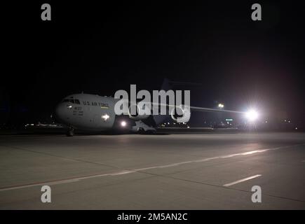 NEGLI STATI UNITI Air Force C-17 Globemaster III taxi in un posto di parcheggio sul grembiule presso l'aeroporto di Rzeszów-Jasionka, Polonia, 16 febbraio 2022. Gli aerei C-17 forniscono una capacità di mobilità critica trasportando truppe e carichi statunitensi in Polonia per assicurare gli alleati della NATO. Foto Stock