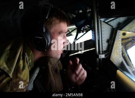 STATI UNITI Air Force Airman 1st Class Ayden Geilinger, 50th Expeditionary Air Refuging Squadron Specialist in-flight Refuging, si prepara a rifornire un aereo sul sud-ovest asiatico, 16 febbraio 2022. Gli specialisti del rifornimento hanno bisogno di mani e nervi stabili per completare con successo le missioni aeree di rifornimento. Foto Stock
