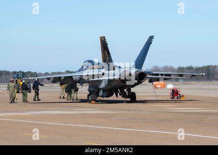 220216-N-AC802-0041 VIRGINIA BEACH, VIRGINIA (16 febbraio 2022) i marinai assegnati ai “Rampagers” dello Strike Fighter Squadron (VFA) 83, effettuano un controllo pre-volo su un F/18E Super Hornet. Foto Stock