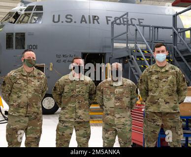 STATI UNITI Air Force Airmen del 133rd Maintenance Group, posa per una foto con il Senior Enlisted Advisor Tony L. Whitehead, Senior Enlisted ADVISOR del capo, National Guard Bureau di St Paul, Minn., 16 febbraio 2022. Whitehead ha iniziato la sua visita alla Guardia Nazionale del Minnesota presso la 133rd Airlift Wing, dove gli Airmen hanno avuto l'opportunità di parlare del C-130 Hercules. Foto Stock