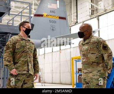 STATI UNITI Tecnologia Air Force. Dustin Sprengler, specialista di riparazioni e bonifiche, 133rd Maintenance Squadron, a sinistra, parla con Tony L. Whitehead, consulente senior del capo, National Guard Bureau di St Paul, Minn., 16 febbraio 2022. Whitehead ha iniziato la sua visita alla guardia nazionale del Minnesota presso la 133rd Airlift Wing, dove Sprengler ha parlato di un progetto di ristrutturazione del complessivo ruota che ha salvato l'aeronautica militare oltre 225.000 dollari. Foto Stock