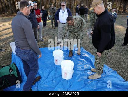 Joint Expeditionary base Little Creek-Fort Story, Virginia (23 febbraio 2022) Ammiraglio posteriore Joseph DiGuardo, comandante, comando di combattimento della Marina militare con rappresentanti e consulenti scientifici dell'Ufficio di ricerca navale, conducono una rapida evoluzione della produzione di idrogeno come parte di una dimostrazione scientifica e tecnologica. Lo sforzo collaborativo ha utilizzato la produzione di idrogeno per un sollevamento a palloncino a supporto della capacità di relè di comunicazione. La dimostrazione è stata parte di un rapporto continuo tra le due organizzazioni per esplorare idee, tecnologie e concetti che hanno Pote Foto Stock