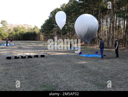 Joint Expeditionary base Little Creek-Fort Story, Virginia (23 febbraio 2022) rappresentanti e consulenti scientifici dell'Office of Naval Research, insieme al personale del Navy Expeditionary Combat Command, conducono una rapida evoluzione della produzione di idrogeno come parte di una dimostrazione scientifica e tecnologica. Lo sforzo collaborativo ha utilizzato la produzione di idrogeno per un sollevamento a palloncino a supporto della capacità di relè di comunicazione. La dimostrazione è stata parte di un rapporto continuo tra le due organizzazioni per esplorare idee, tecnologie e concetti che hanno una potenziale applicazione al suo interno Foto Stock