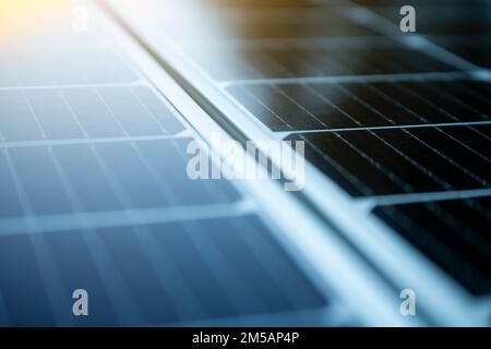 Primo piano di pannelli solari con alcuni riflessi Foto Stock
